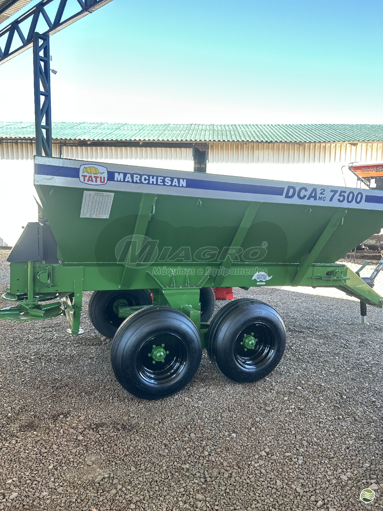 IMPLEMENTOS AGRICOLAS DISTRIBUIDOR CALCÁRIO 7500 Kg Miagro Máquinas e Equipamentos LAGOA VERMELHA RIO GRANDE DO SUL RS